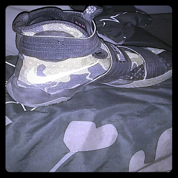 LeBron James soilder 10s